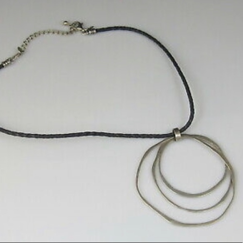 Silpada 3 hammered circle pendant